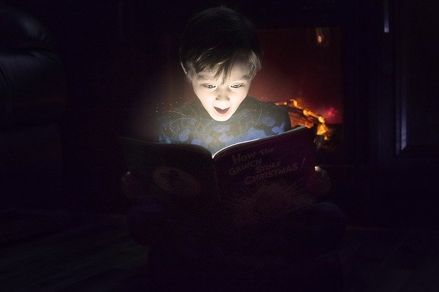 漫画を読む少年